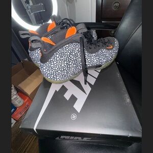 Safari Foamposite Size 9M​